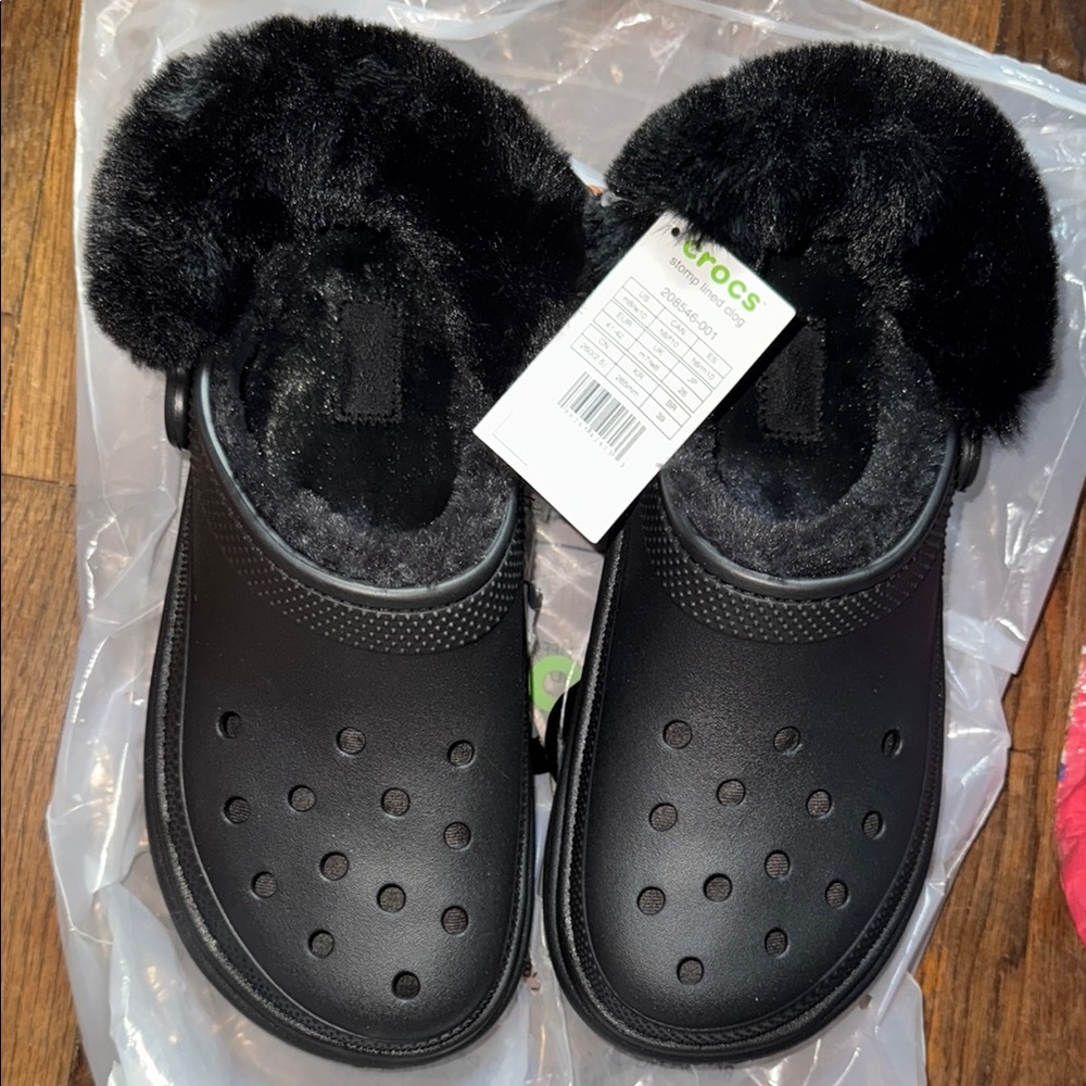 Crocs Black Fuzzy Stomp Lined Clog